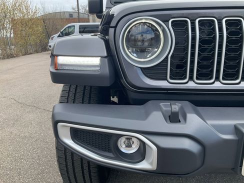 Used 2025 Jeep Wrangler Unlimited Sahara AWD/4WD image 18