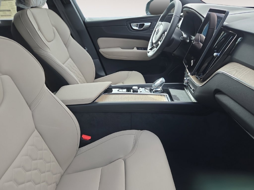 New 2027 Volvo XC60 B5 Core AWD/4WD image 2