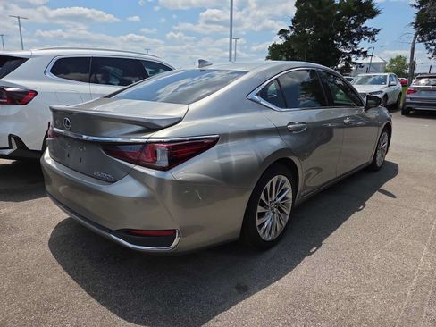Used 2020 Lexus ES 300h Ultra Luxury w/ Accessory Package 2 FWD image 2