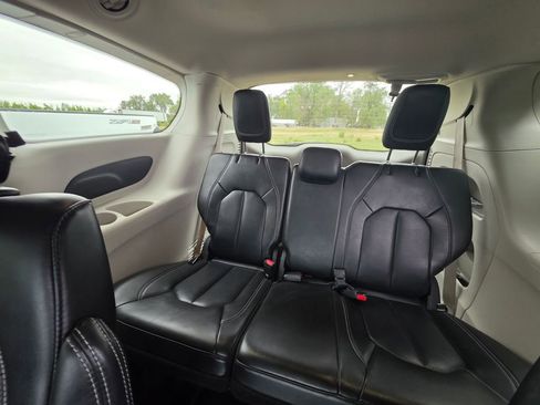 Used 2023 Chrysler Pacifica Touring-L FWD image 8