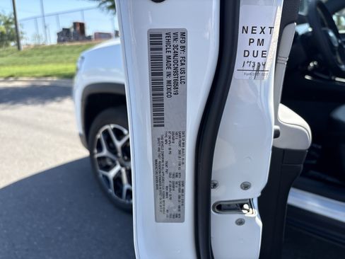 Used 2025 Jeep Compass Limited image 35