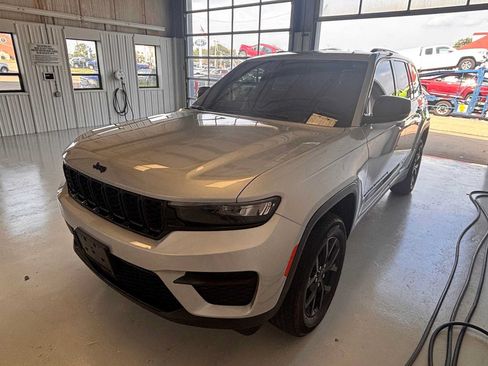 Used 2024 Jeep Grand Cherokee Altitude AWD/4WD image 3