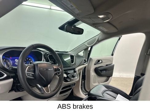 Used 2024 Chrysler Pacifica Touring-L FWD image 32