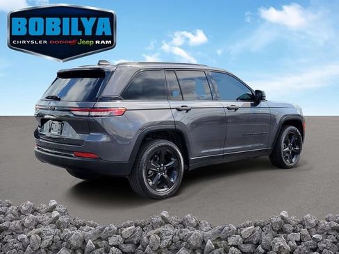 Used 2024 Jeep Grand Cherokee Altitude AWD/4WD image 3