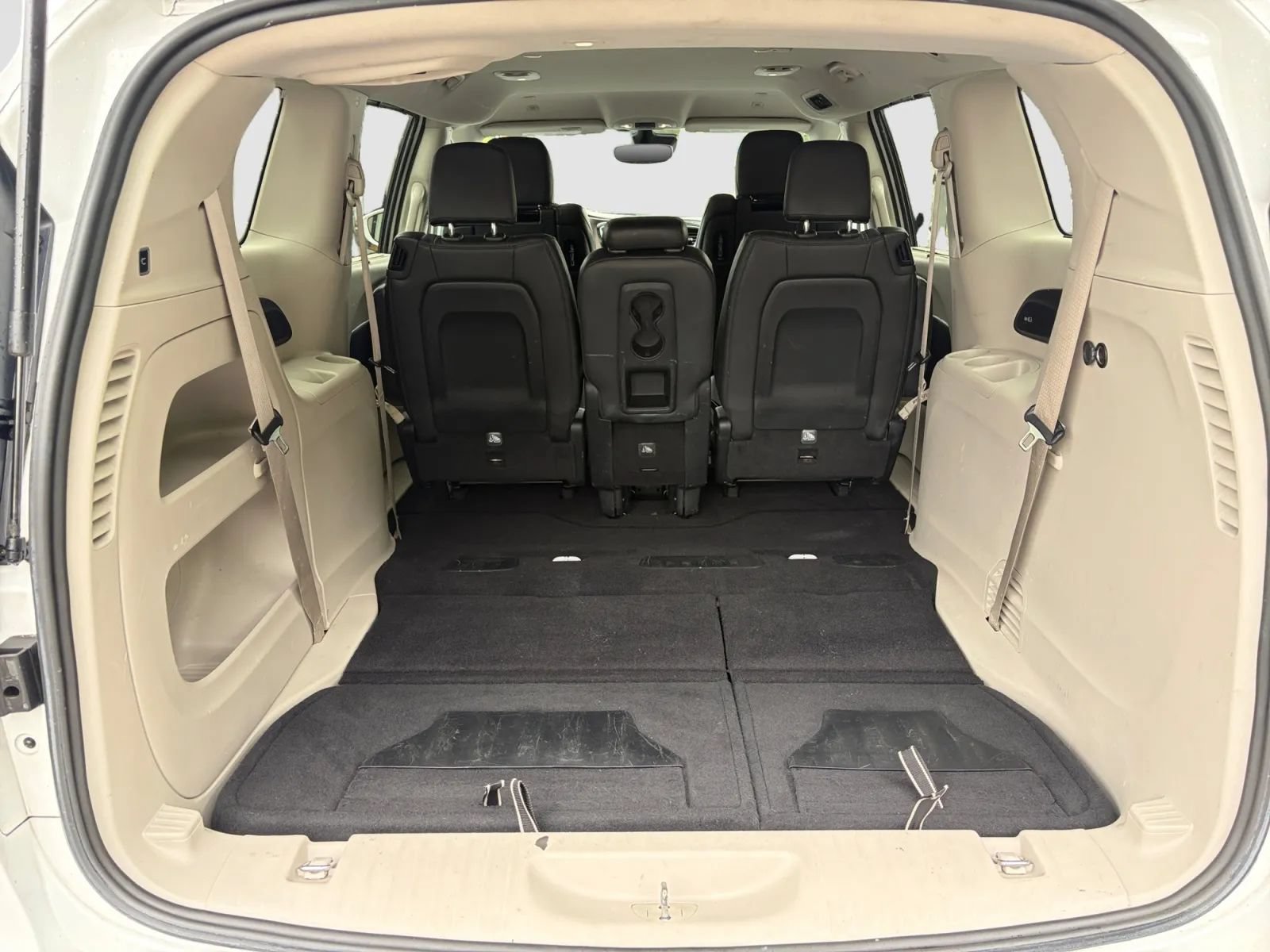 Used 2019 Chrysler Pacifica Touring-L Plus w/ Advanced Safetytec Group FWD image 17