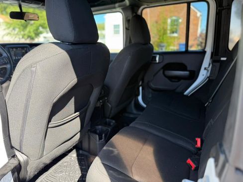 Used 2018 Jeep Wrangler Unlimited Sport S image 34