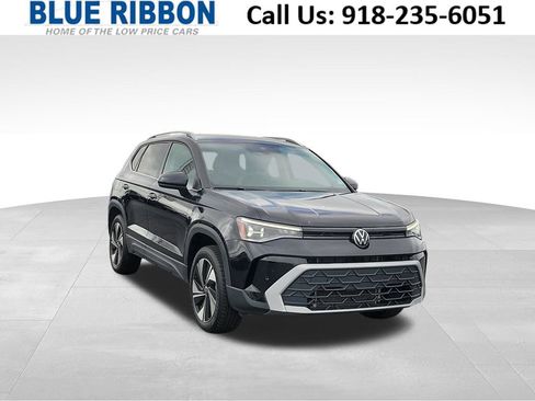Used 2025 Volkswagen Taos SE AWD/4WD image 1