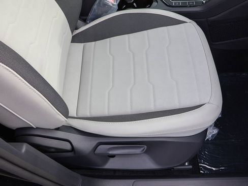 Certified 2025 Volkswagen Taos SE image 38