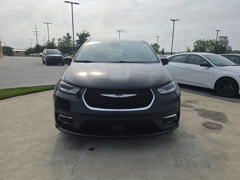 Used 2023 Chrysler Pacifica Touring-L FWD image 2