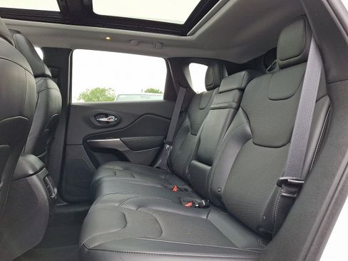 Certified 2019 Jeep Cherokee Limited w/ Technology Group AWD/4WD image 10