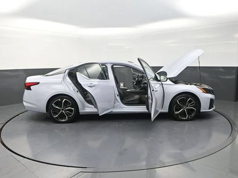 Used 2024 Nissan Altima 2.5 SR FWD image 46