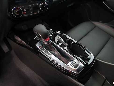 Used 2025 Chevrolet Trax RS w/ Sunroof Package image 29