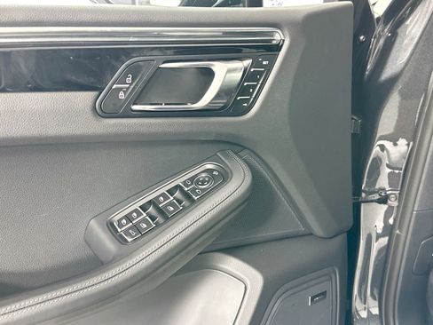 Certified 2025 Porsche Macan S image 31