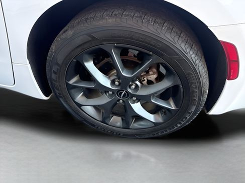 Used 2021 Chrysler Pacifica Touring-L w/ Uconnect Theater Family Group FWD image 28