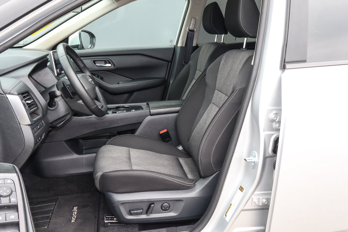 Used 2025 Nissan Rogue SV FWD image 7