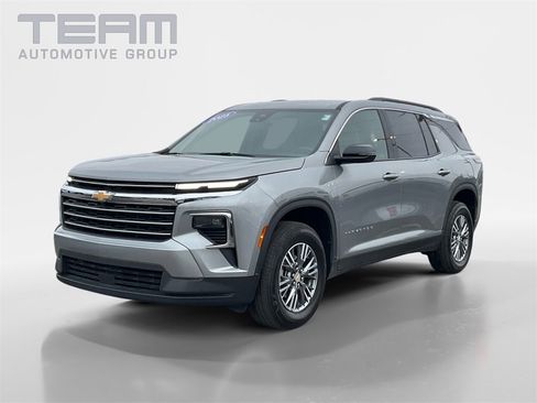 Used 2025 Chevrolet Traverse LT image 3