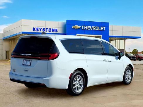 Used 2024 Chrysler Pacifica Touring-L FWD image 7
