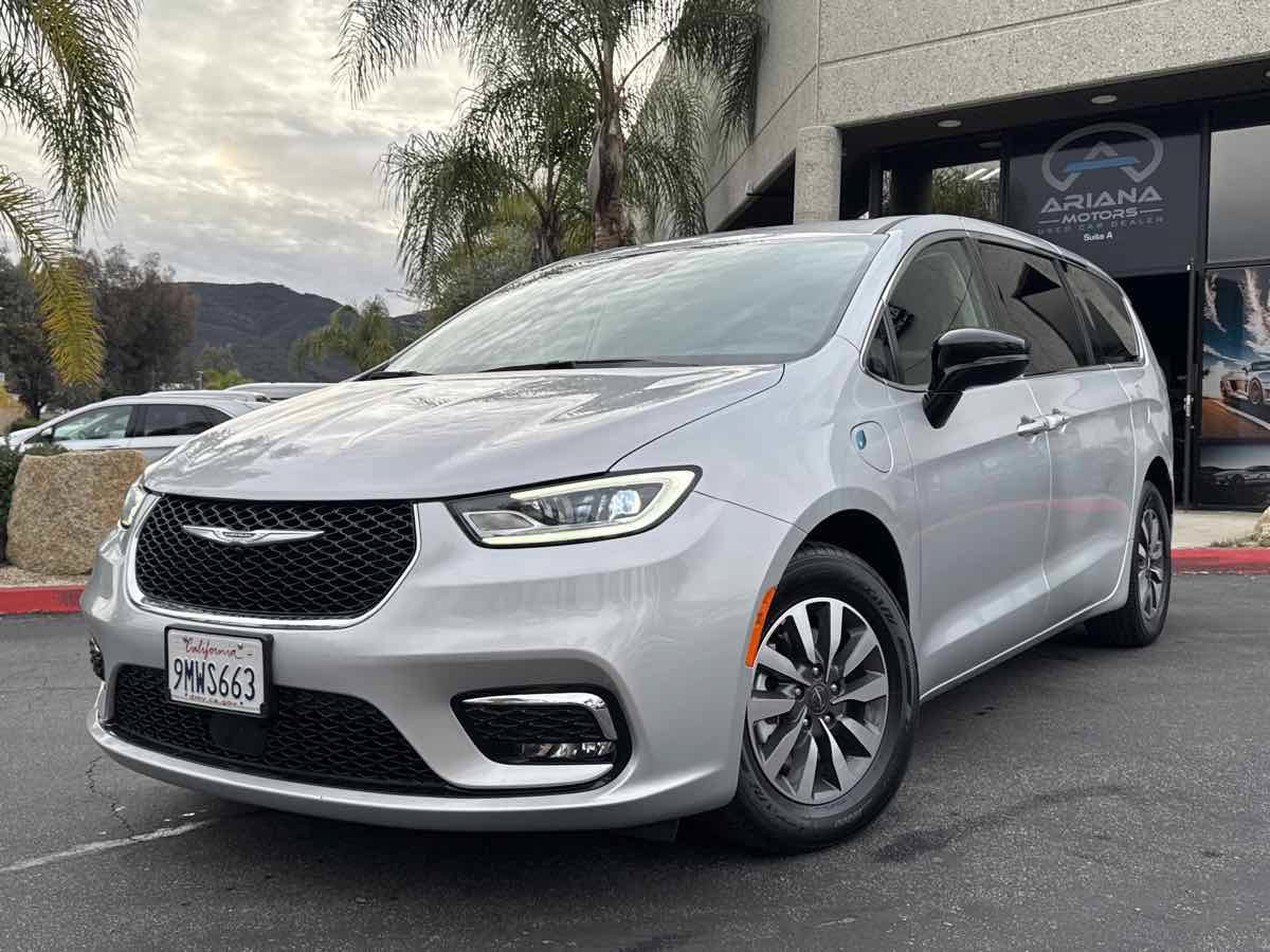 Used 2024 Chrysler Pacifica Limited FWD image 2