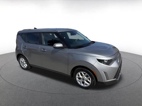 Used 2025 Kia Soul LX w/ LX Technology Package FWD image 2