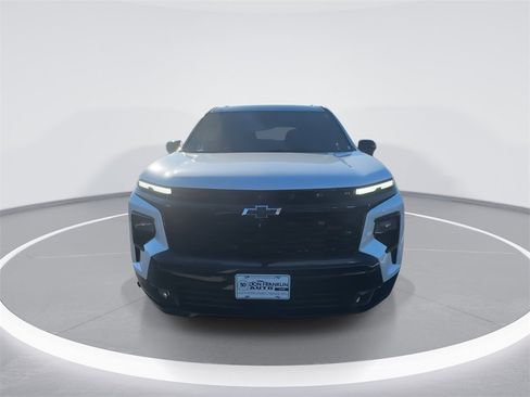 Used 2025 Chevrolet Traverse RS image 3