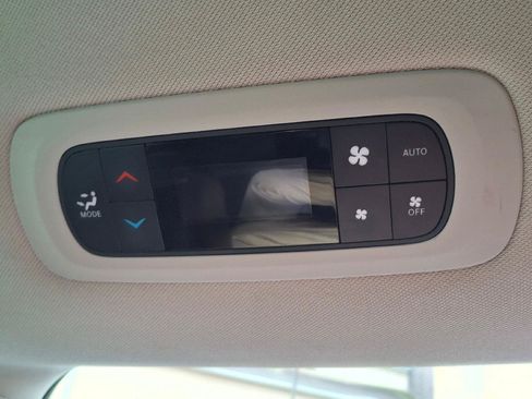 Used 2023 Chrysler Pacifica Touring-L FWD image 14