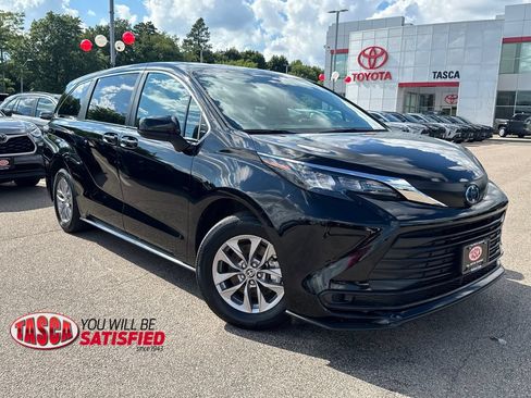 Used 2025 Toyota Sienna LE AWD/4WD image 1