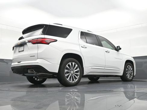 Used 2023 Chevrolet Traverse Premier FWD image 28