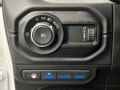 Used 2025 Jeep Wrangler Unlimited Sahara image 36