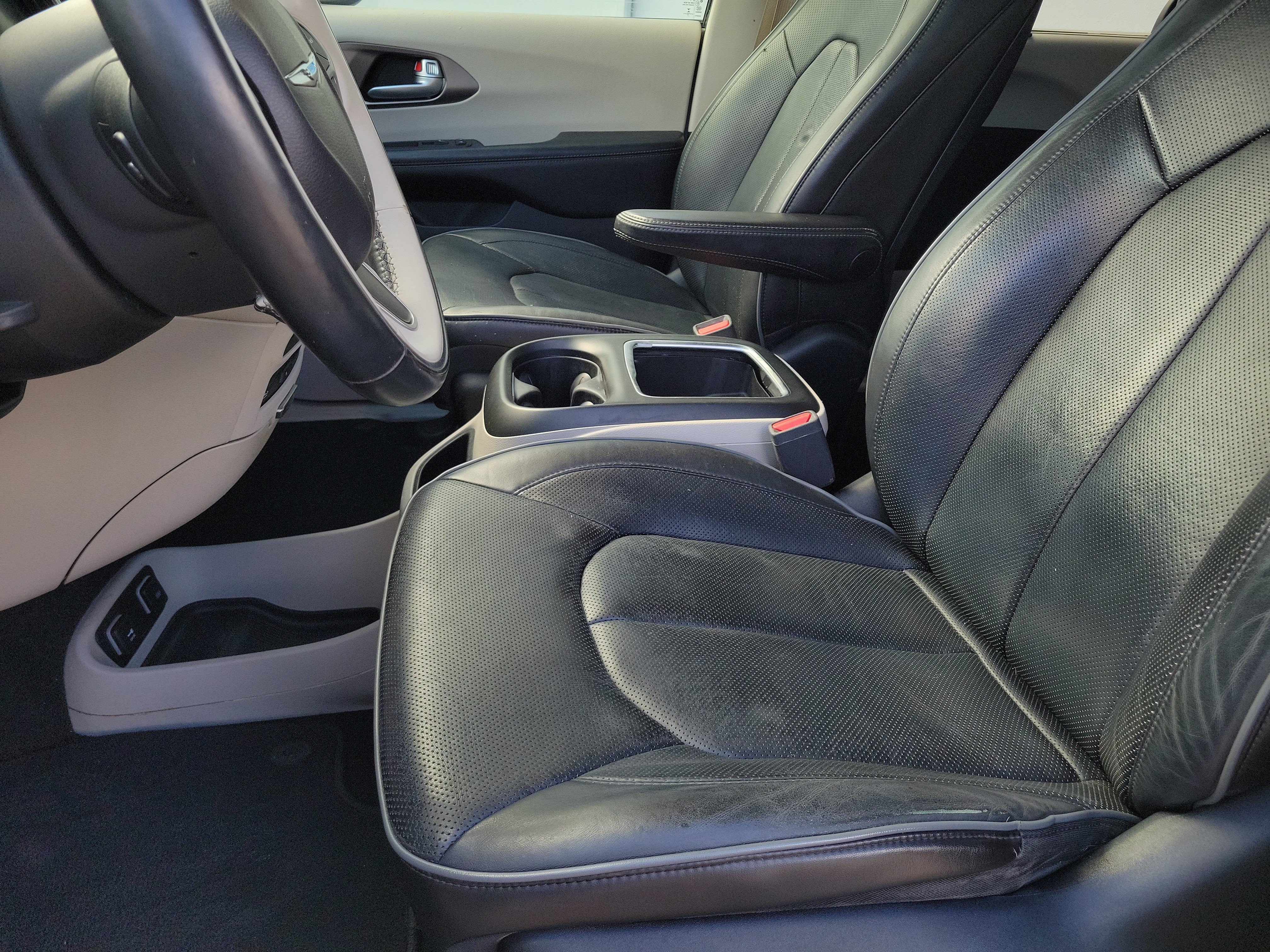 Used 2018 Chrysler Pacifica Limited w/ Advanced Safetytec Group FWD image 19