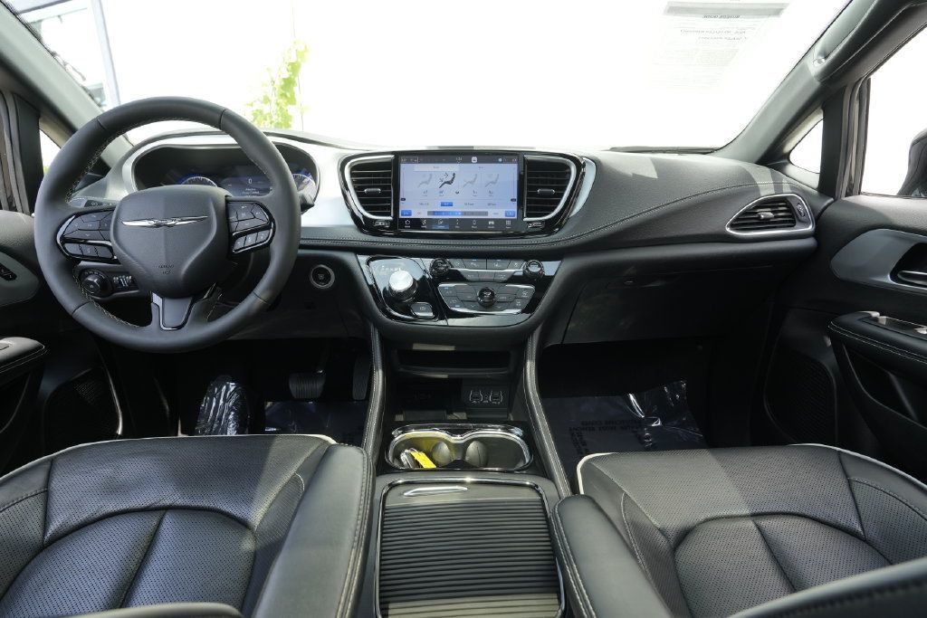 Used 2025 Chrysler Pacifica Limited FWD image 44