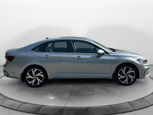 Used 2025 Volkswagen Jetta SEL FWD image 8