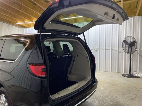 Used 2023 Chrysler Pacifica Touring-L image 10