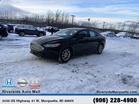 Used 2017 Ford Fusion SE w/ Fusion SE Technology Package image 3