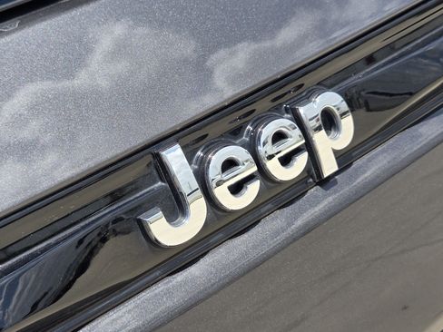 Used 2022 Jeep Grand Cherokee Overland w/ Luxury Tech Group IV AWD/4WD image 11