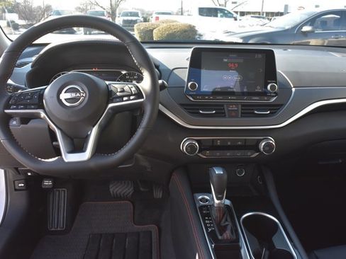 Used 2025 Nissan Altima 2.5 SR image 18