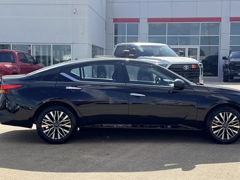 Used 2025 Nissan Altima 2.5 SV FWD image 6