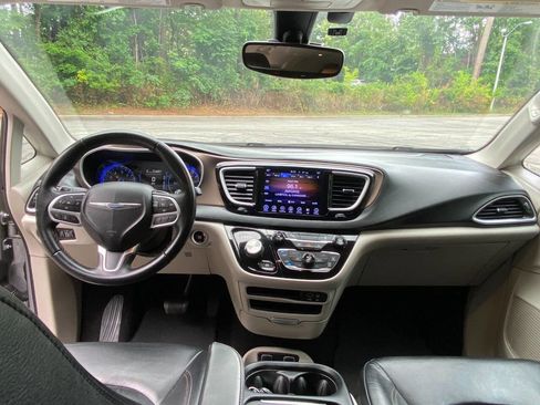 Used 2017 Chrysler Pacifica Touring-L FWD image 39