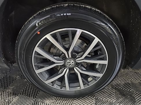 Used 2021 Volkswagen Tiguan S image 13