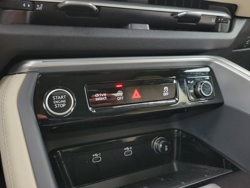 Used 2025 Audi Q5 Premium Plus w/ Premium Plus AWD/4WD image 27