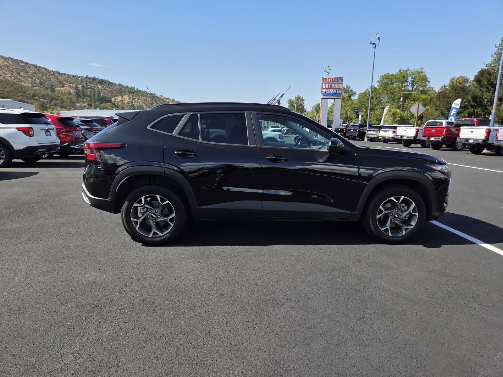 Used 2025 Chevrolet Trax LT w/ LT Convenience Package FWD image 4