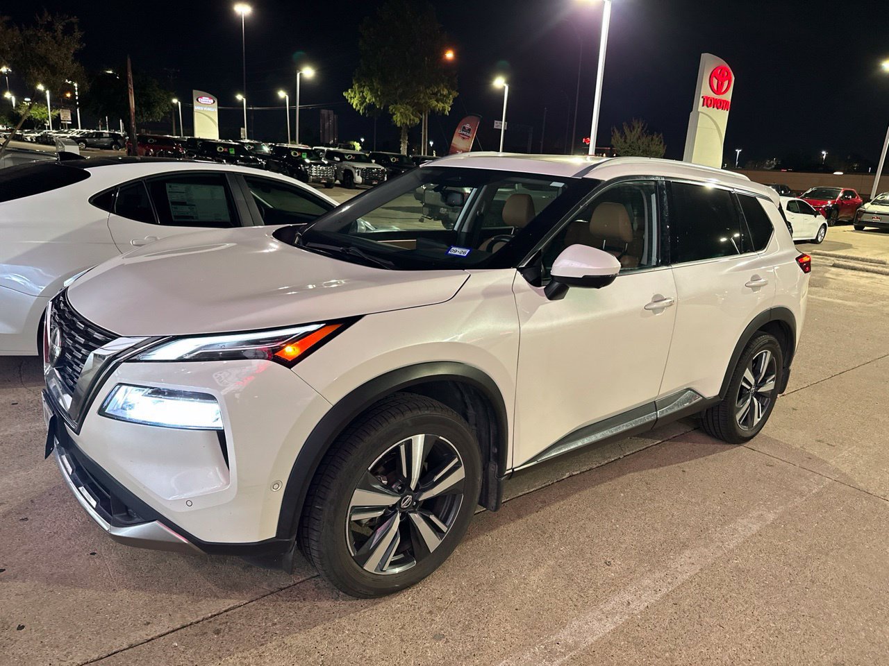 Used 2021 Nissan Rogue Platinum FWD image 2