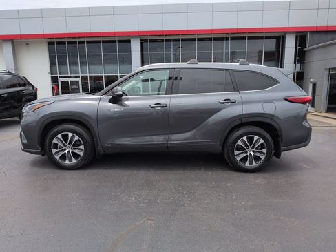 Used 2021 Toyota Highlander XLE AWD/4WD image 2