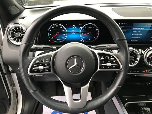 Used 2023 Mercedes-Benz GLB 250 4MATIC image 17