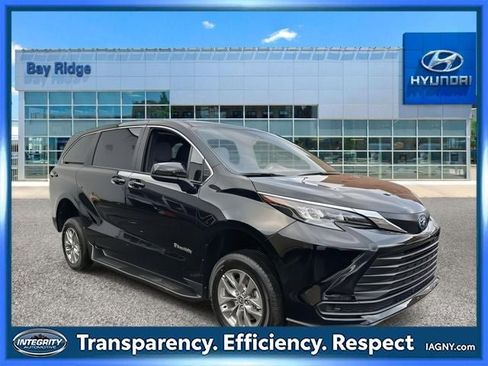 Used 2026 Toyota Sienna LE image 1