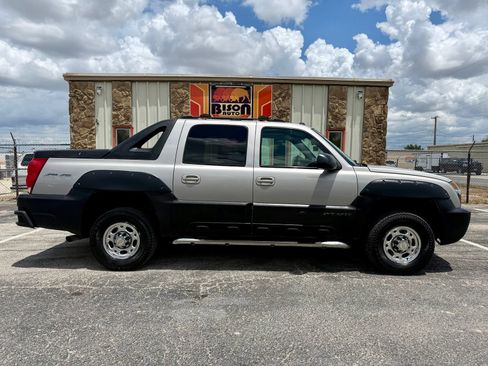 Used 2004 Chevrolet Avalanche 2500 w/ Preferred Equipment Group AWD/4WD image 2