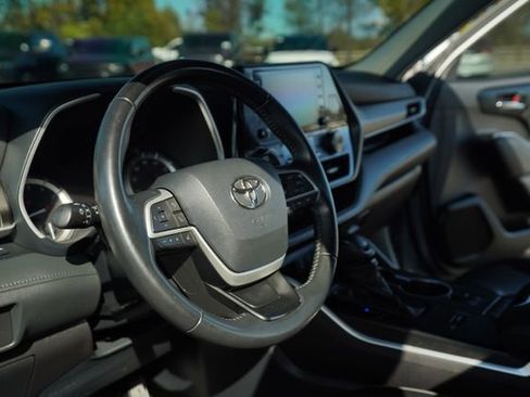 Used 2022 Toyota Highlander XLE image 28