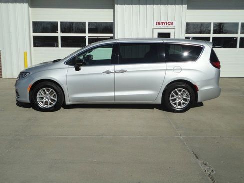 Used 2024 Chrysler Pacifica Touring-L image 1