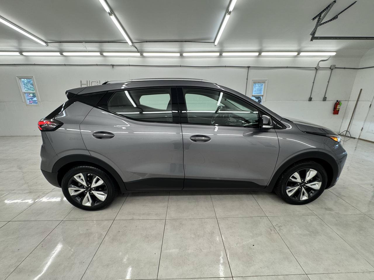 Used 2023 Chevrolet Bolt EUV LT w/ Convenience Package FWD image 4