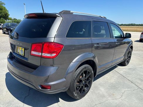 Used 2019 Dodge Journey SE w/ Blacktop Package FWD image 4