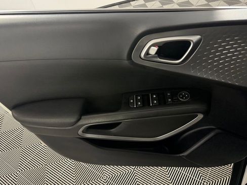 Used 2025 Kia Soul LX w/ LX Technology Package FWD image 26